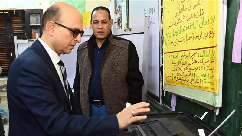 رئيس جامعة أسيوط يدلي بصوته في انتخابات النواب| صور