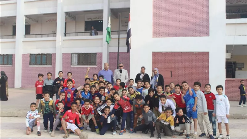 مدير تعليم الجيزة  يحضر حصة دراسية مع الطلاب  فى المنيل 
