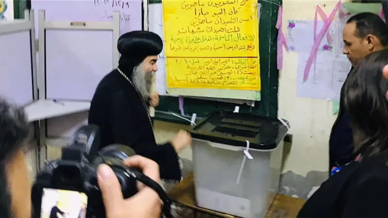 ​ أسقف أسيوط يتقدم الصفوف.. الأنبا يوأنس يدلي بصوته في انتخابات النواب