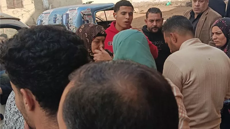 توافد المواطنين أمام اللجان الانتخابية في مدينة الرحمانية بالبحيرة