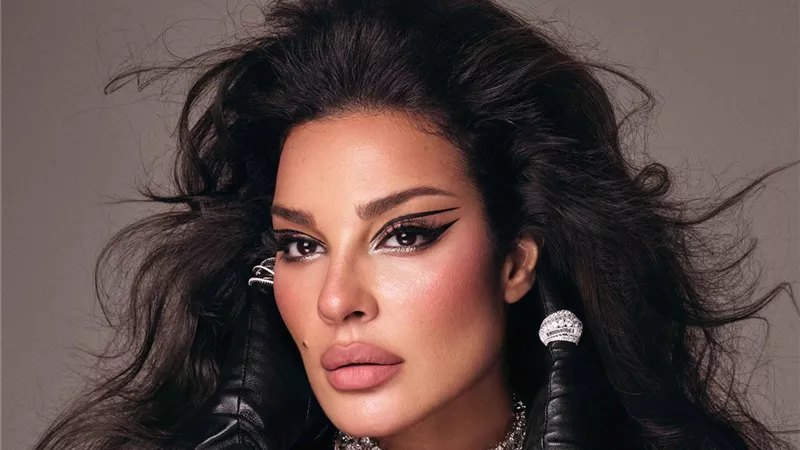 بحجاب وفستان لافت.. نادين نسيب نجيم تثير الجدل