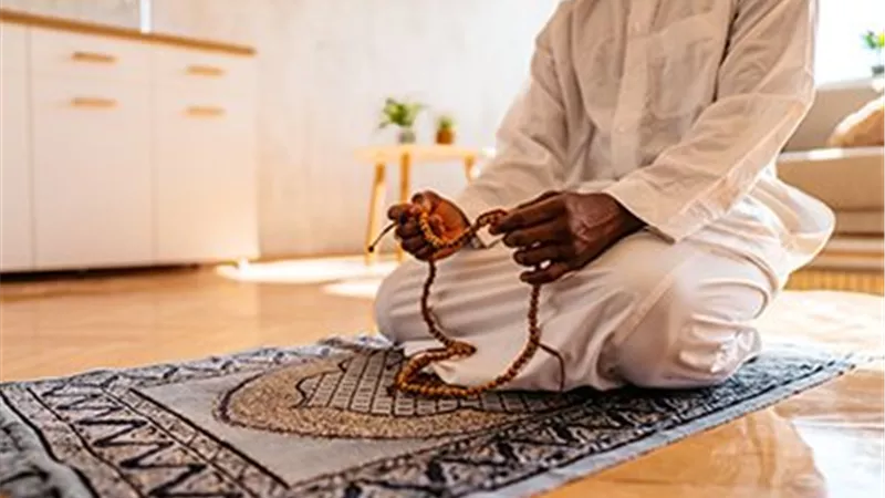 حكم صلاة الرجل في المنزل دون عذر.. أمين الفتوى يوضح