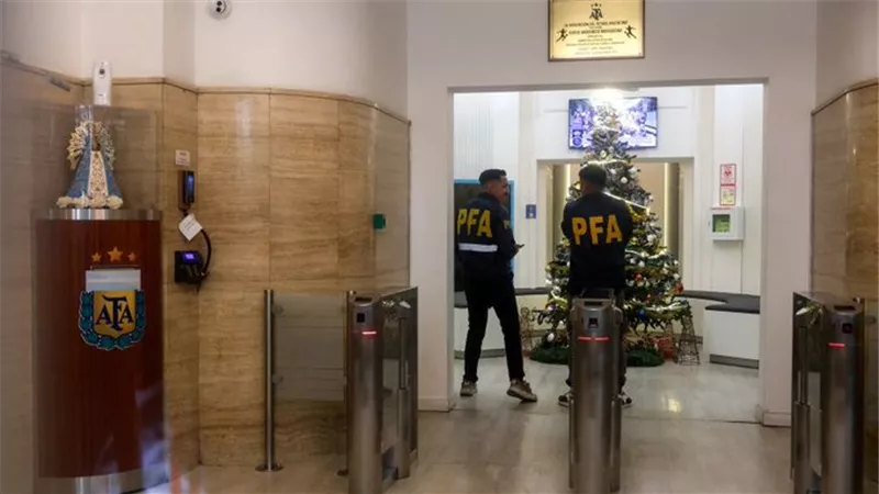 الشرطة الأرجنتينية تداهم مقرات الاتحاد والأندية للتحقيق في قضايا غسل أموال