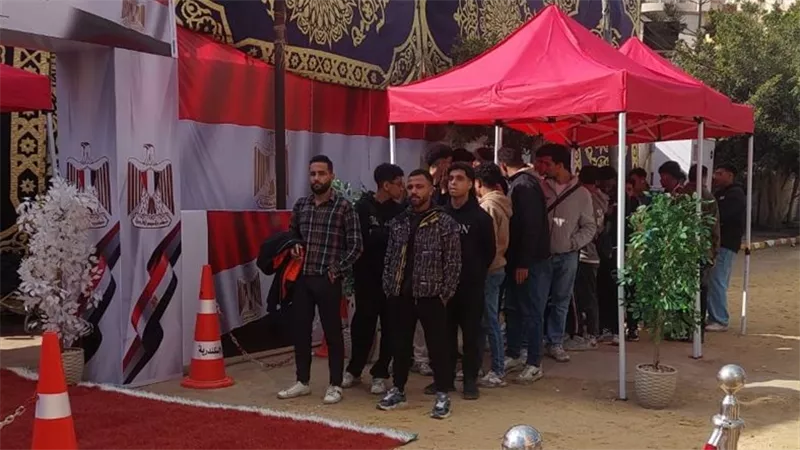 اصطفاف الشباب أمام لجنة مدرسة الرحامنة بالمنتزه في الإسكندرية 