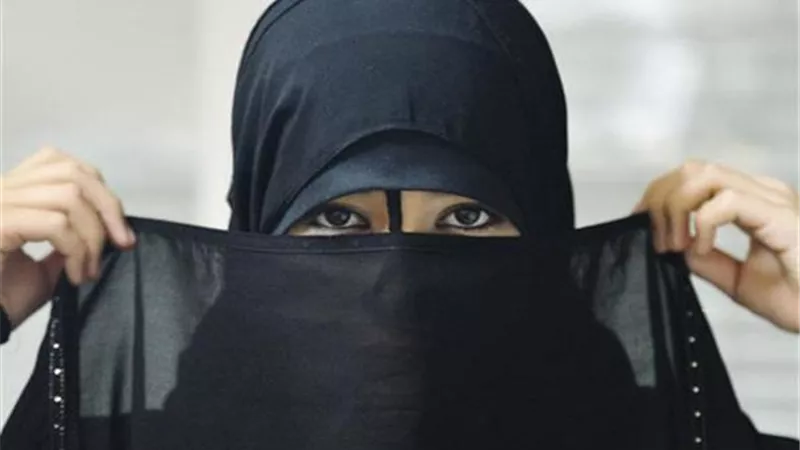 هل يجوز طاعة الأهل في خلع النقاب؟.. أمين الفتوى يرد 
