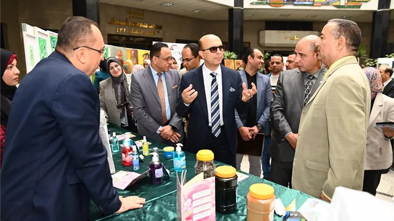 رئيس جامعة أسيوط يفتتح معرض «التدوير البيئي المستدام»| فيديو