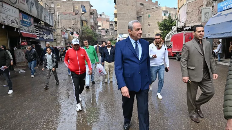 محافظ الغربية يستمع لشكاوى الأهالي تحت الأمطار