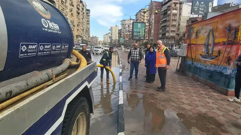 رئيس «مياه الدقهلية» يتابع رفع تراكمات الأمطار بالمنصورة