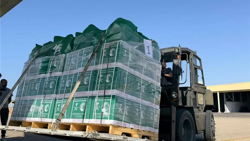 وصول الطائرة السعودية الـ75 إلى مطار العريش لإغاثة أهالي غزة