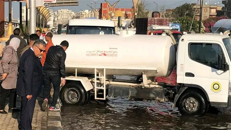 محافظ الدقهلية يتابع رفع تجمعات مياه الأمطار بشوارع المنصورة 