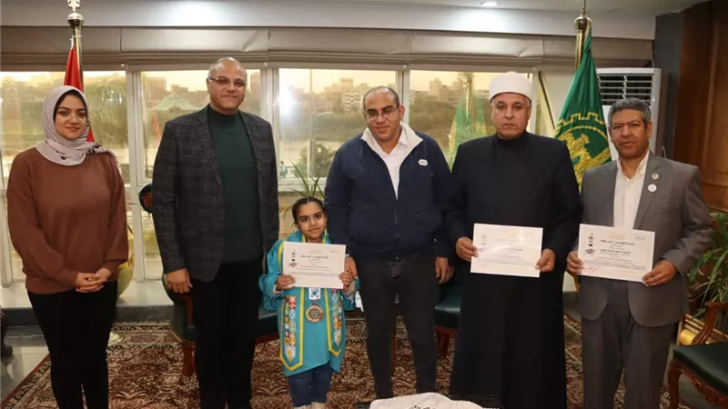 محافظ القليوبية يكرّم طالبة لتفوقها في المشروع الوطني للقراءة