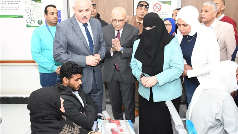 رئيس جامعة قناة السويس يتفقد مركزي طب الأسرة وعلاج الأورام