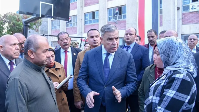 محافظ الإسكندرية يشيد بوعي المواطنين بالمشاركة في الانتخابات البرلمانية
