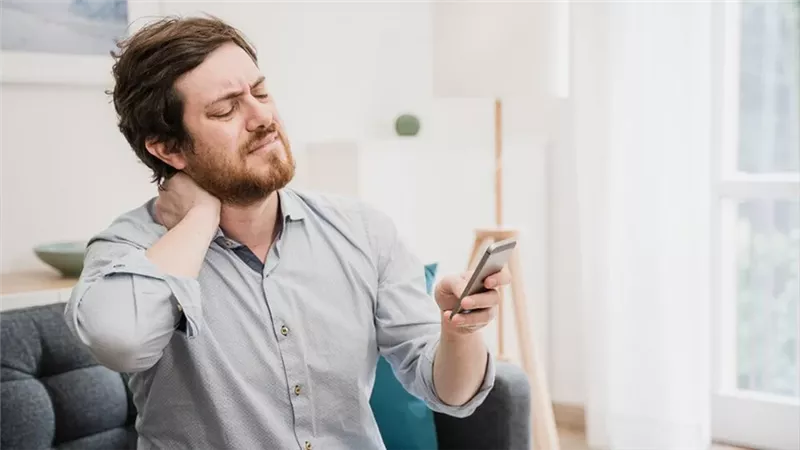 هل يسبّب استخدام الهاتف لساعات طويلة تقوس الظهر؟.. دراسات تجيب