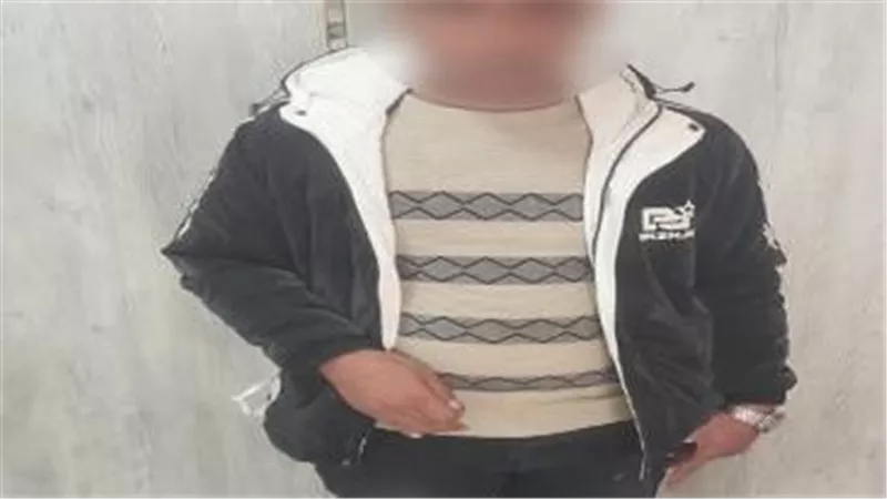 مندوب انتخابات يوزّع دعاية لحشد الأصوات لصالح مرشح بالجيزة
