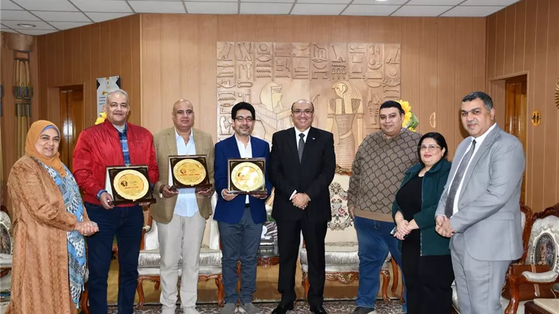 نائب رئيس جامعة المنصورة يكرّم رموز الفن دعمًا للإبداع المسرحي الطلابي