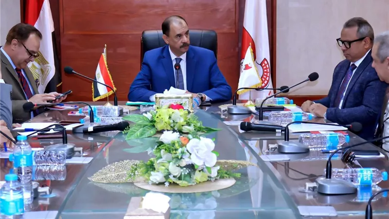 محافظ سوهاج يلتقي أعضاء مجلس الشيوخ لمناقشة عدد من القضايا الجماهيرية