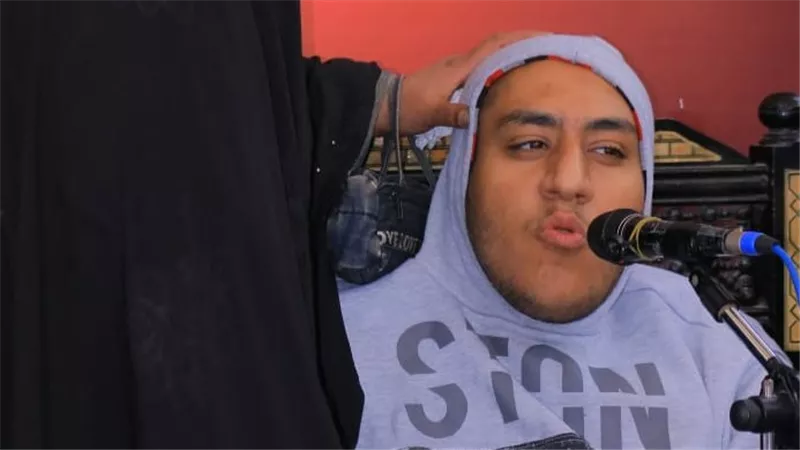 «كتاب الله فيه تجلى».. شاب معجزة من ذوي الهمم يتكلم بالقرآن فقط