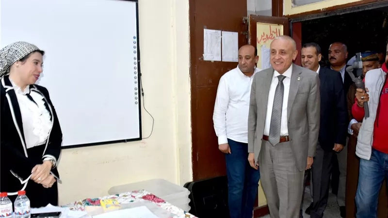 محافظ الأقصر يتفقد لجان الانتخابات بمدرسة الزناقطة ووادي الملكات