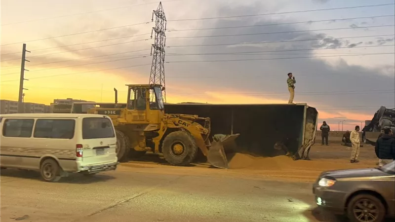 إصابة شخصين في انقلاب سيارة نقل محمّلة بالغلال في الإسماعيلية|صور