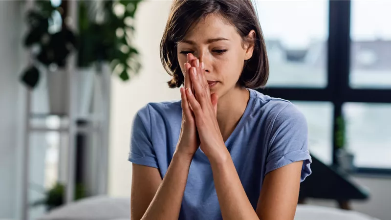 كيف تتعامل مع من يؤذي مشاعرك باستمرار؟.. إليك الحل في نقاط