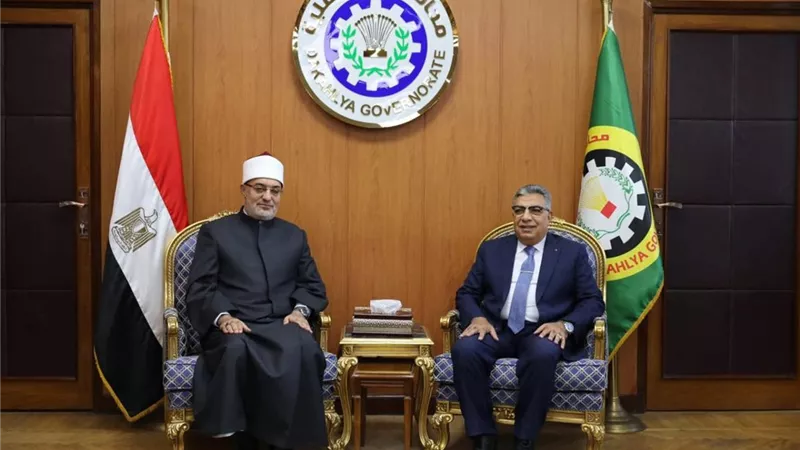 المفتي يهنئ محافظ الدقهلية على انضمام المنصورة للشبكة العالمية لمدن التعلم