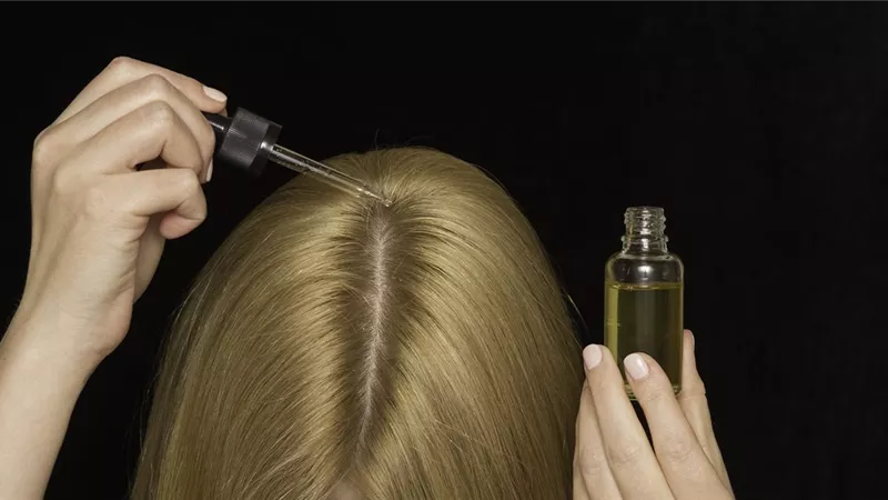 زيت الخروع الأبرز.. حمام زيت لشعر مثالي في الشتاء 