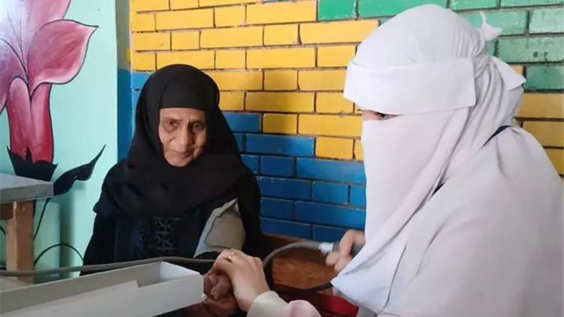 غرفة الأزمات والطوارئ تواصل المتابعة اللحظية لتأمين الأقصر وأسوان طبيا