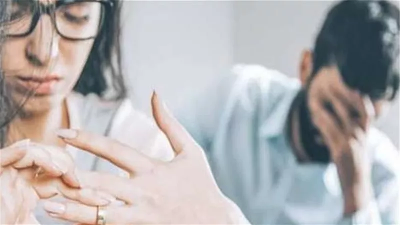 «حب حياتها تحول لكابوس».. سيدة تخلع زوجها بعد 7 سنوات بسبب عادة سيئة