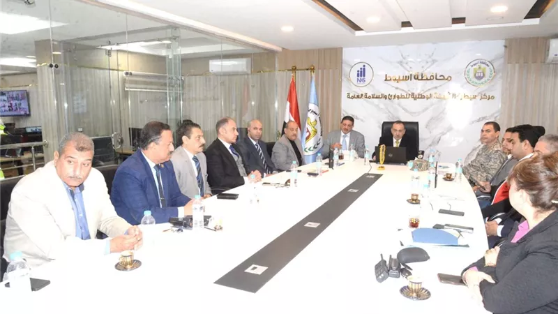 محافظ أسيوط يتابع من غرفة العمليات الرئيسية سير العملية الانتخابية 