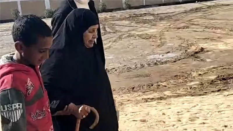 بـ«العكاز».. مُسنة تحرص على الإدلاء بصوتها بـ«انتخابات الفيوم»