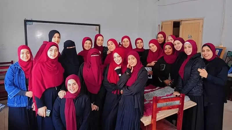 طلاب تكنولوجيا التعليم ببني سويف يقدمون مشروعات إبداعية في النسيج اليدوي