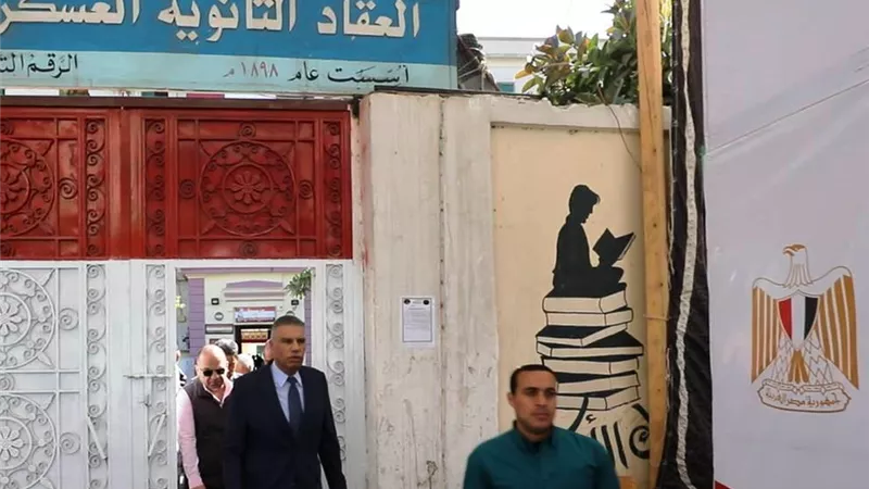 محافظ أسوان يتفقد لجان انتخابات جولة الإعادة لمجلس النواب في يومها الثاني