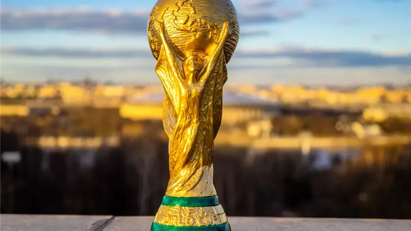 جلسة تصوير للاعبي الأهلي مع كأس العالم أثناء جولته في مصر