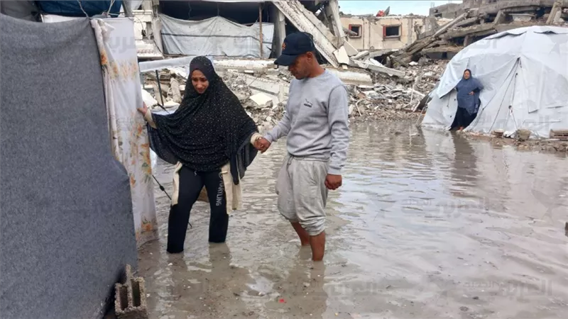 «منخفض جوي يُفاقم المأساة».. غرق خيام النازحين في غزة واستشهاد طفلة| فيديو