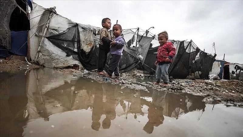 مأساة خيام غزة.. 90% من مراكز الإيواء غرقت بمياه الأمطار|فيديو