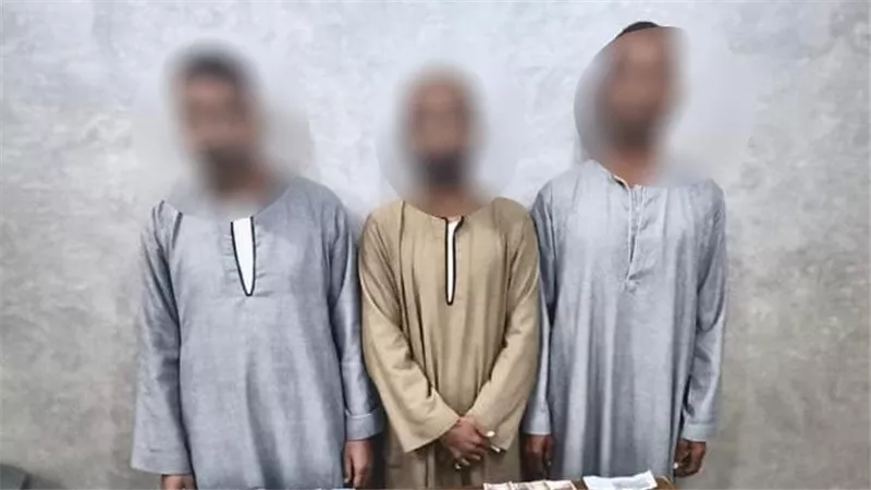 ضبط 3 أشخاص يوزعون مبالغ مالية على الناخبين لصالح مرشح بالأقصر