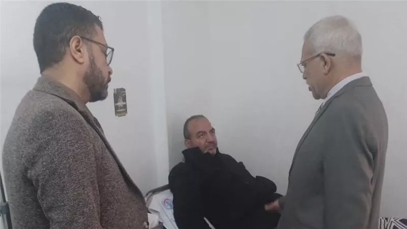 مدير تعليم الإسماعيلية يطمئن على حالة المعلم المعتدى عليه «بمقص»
