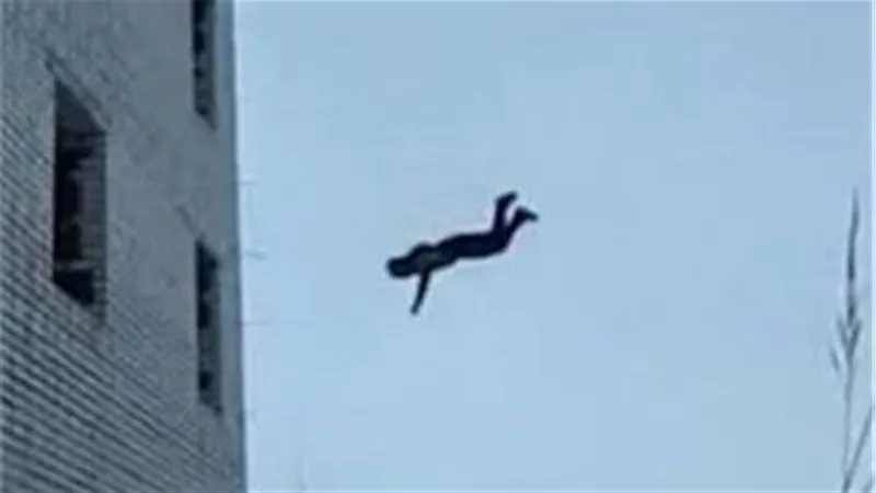 حالته حرجة.. سقوط طفل من أعلى عقار سكني ببورسعيد 