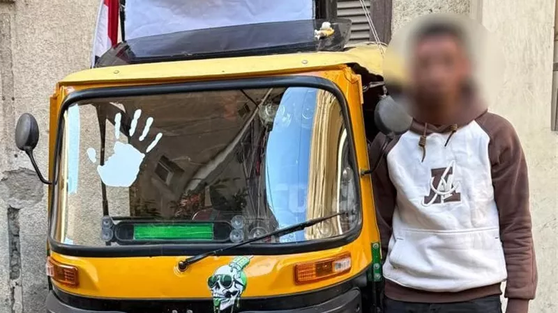 ضبط شخص يقود توك توك بمكبرات صوت للدعاية لمرشح بالبحيرة