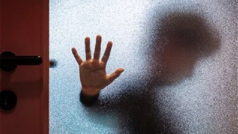 هدده بمياه النار.. مسن يهتك عرض طفل في البحيرة