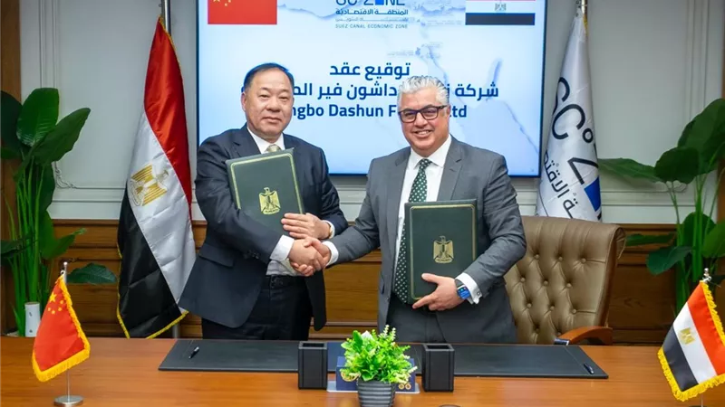 باستثمارات 40 مليون دولار.. رئيس اقتصادية القناة يوقع عقد مشروع بالقنطرة
