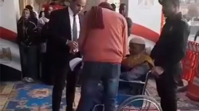 بدرجة إنسان.. ضابط يساعد مسنًا على التصويت في لجنة أبوالريش بأسوان