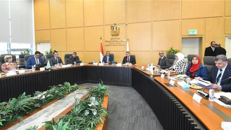 وزير الإسكان ومحافظ قنا يبحثان تطوير المدن والمشروعات التنموية بالمحافظة