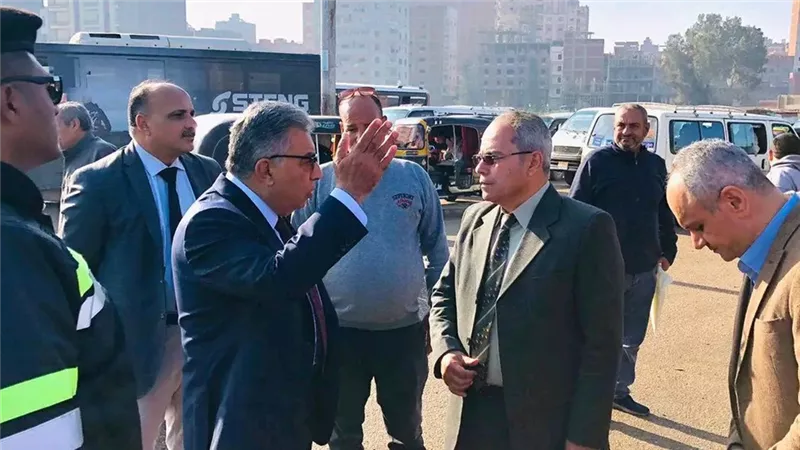 في جولة مفاجئة.. محافظ الدقهلية يتفقد موقف سيارات 