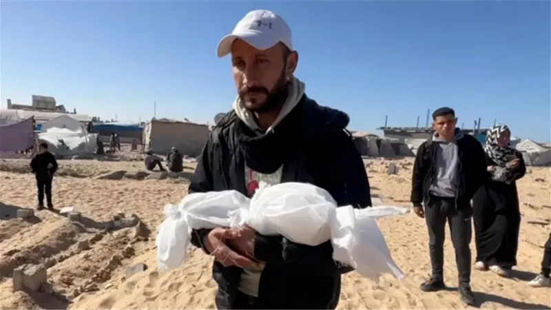 القاهرة الإخبارية: الأمطار تغرق خيام النازحين في غزة 