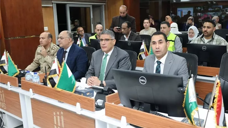 محافظ الجيزة يتابع غلق صناديق الاقتراع وبدء فرز الأصوات من مركز السيطرة 