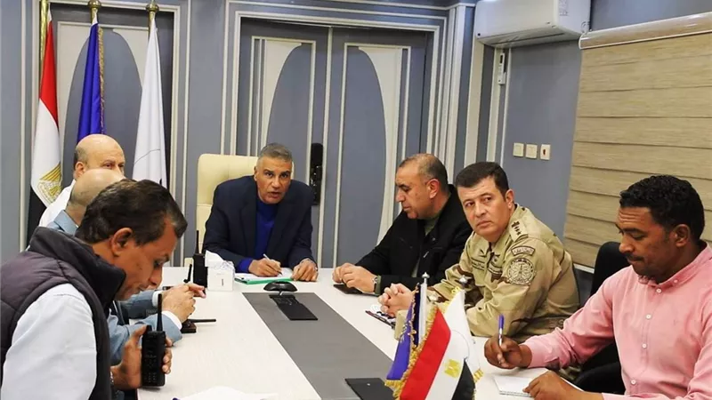 محافظ أسوان يتابع إغلاق صناديق الإقتراع من مركز السيطرة لشبكة الطوارئ 