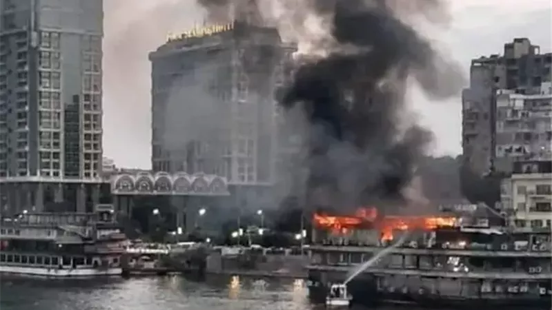 حريق هائل يلتهم مركب 
