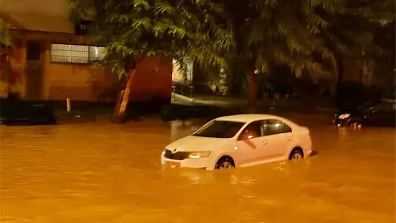 السيول تحاصر مستوطنة بيت شيكما بإسرائيل وتحول نهر اليركون لمنطقة خطرة